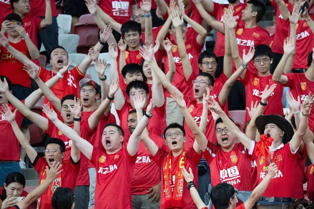 关于激情四射！球迷热情欢呼，为主队加油的信息